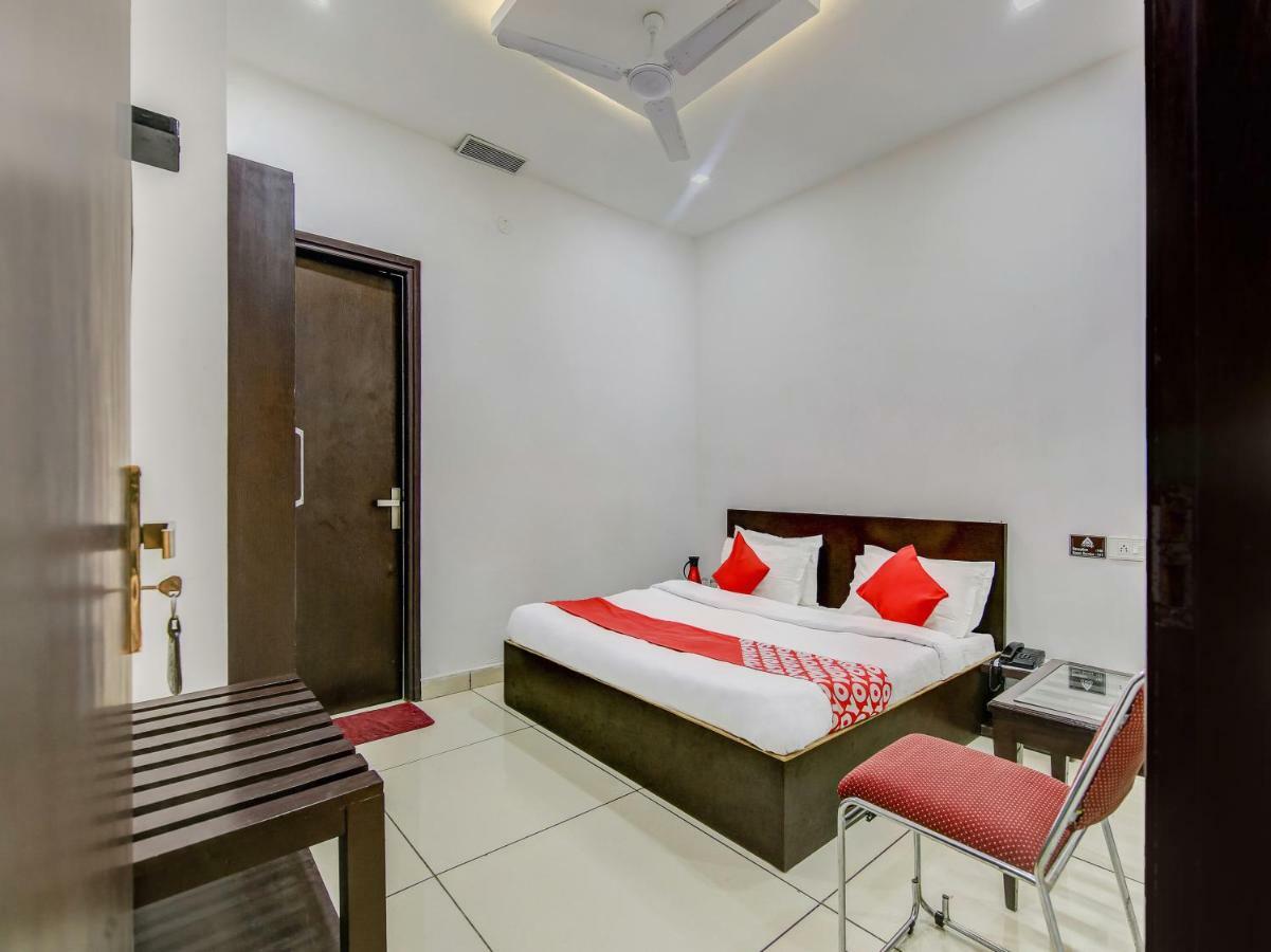 Hotel Oyo 27999 Deep 3*